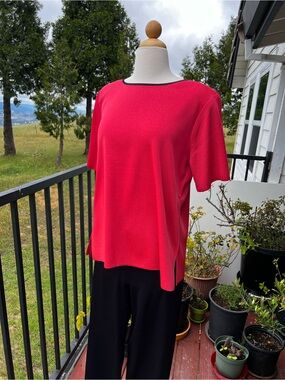 Exclusively Misook Size Large L Red with Black Trim Knit Top Excellent Condition